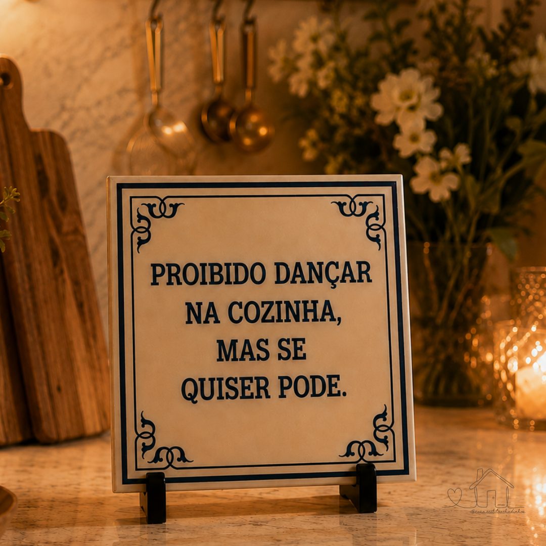 Azulejo 15x15cm Decorativo com Suporte | Frase “Proibido Dançar na Cozinha” – Estilo Português Criativo